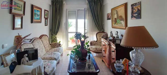 AMPLIA VIVIENDA A LOS PIES DE LA CALETA — 4