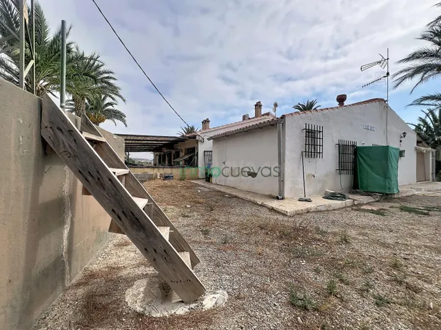 Finca rústica con 2.404 m2 de terreno a solo 700 m del mar — - foto 2