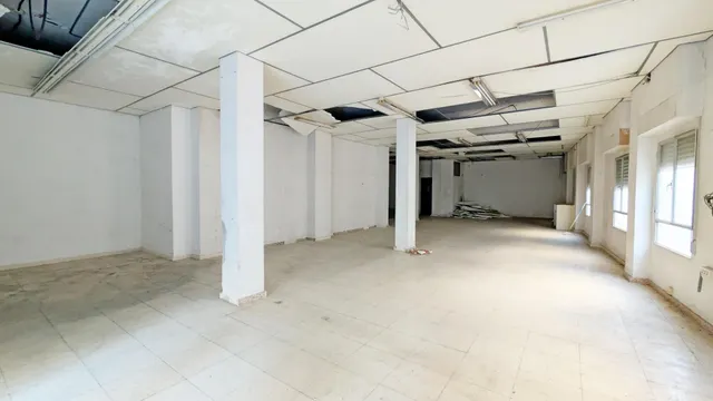JUNTO A LA AVENIDA DE LA LIBERTAD, 180 M2, LOCAL DE ESQUINA, TECHOS MUY ALTOS. — 6