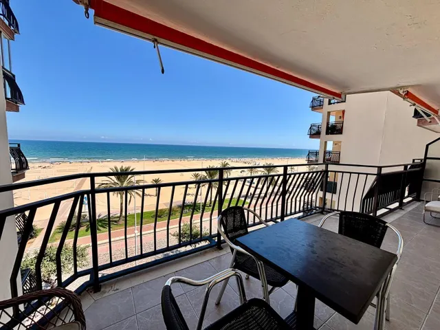 Apartamento en primera línea de playa de Gandia en residencial con piscina comunitaria, garaje y trastero. — 2