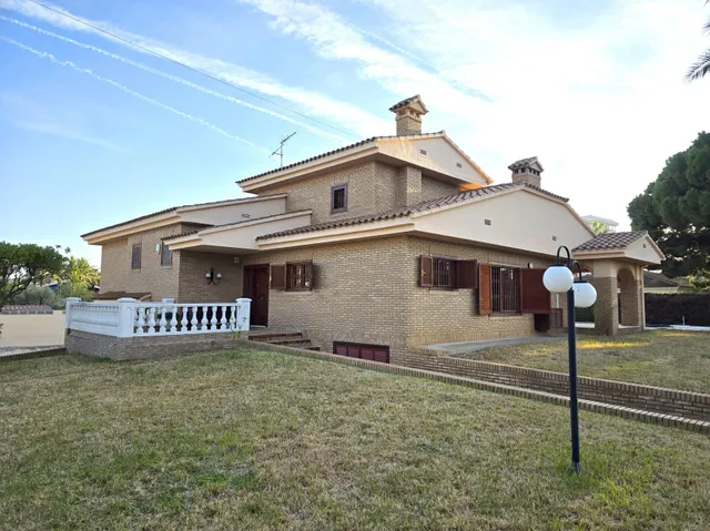 Villa en Gran Avenida de Benicàssim. Cerca del pueblo y de la playa del Voramar. 1700 m2 de parcela, — 2