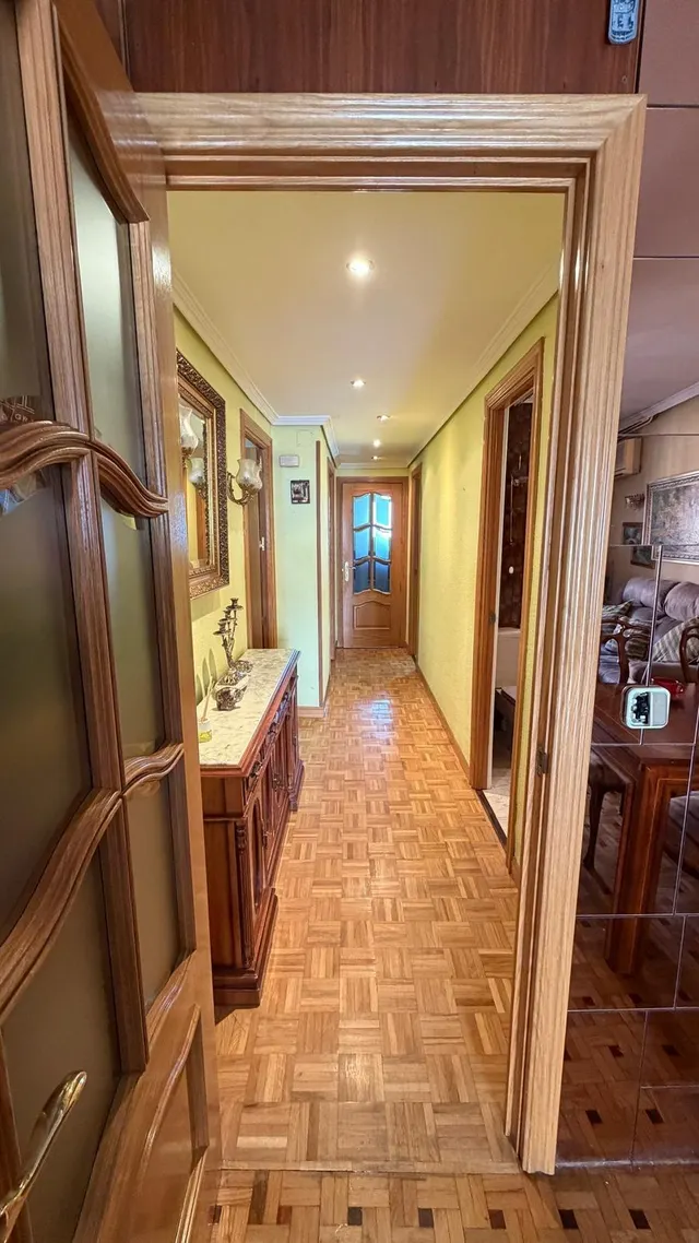 Oportunidad en calle alcala, piso de 3 dormitorios, 2 salones, 2 baños, terraza y ascensor. — 27