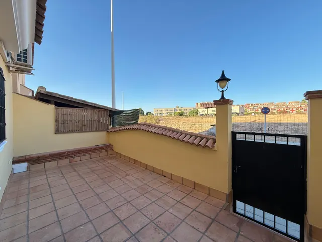 Bungalow con jardín privado, garaje y piscina comunitaria en Santa Pola — 11