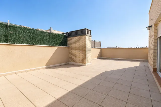 Dúplex reformado con terraza, parking y piscina comunitaria — 16