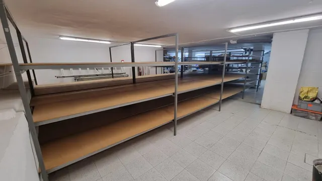 LOCAL COMERCIAL DE DUES PLANTES, AMB LLOGATER — 12