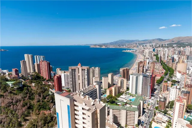 Impresionante Ático -Dúplex reformado de lujo y vistas magnificas al mar y bahía de Benidorm. — 5
