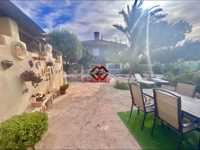 Villa con parcela de más de 900 m2 y planta superior indepen - foto 2