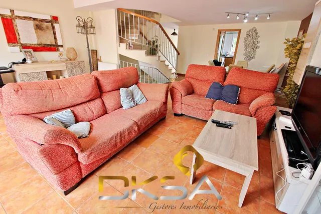 Precioso chalet adosado con piscina comunitaria a un paso de - foto 3