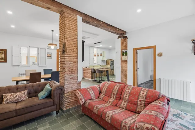 Finca rústica con vivienda reformada, piscina y cultivo ecólógico — 4