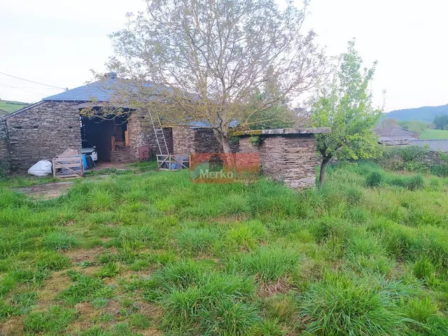 SE VENDE CASA SEMI-REFORMADA EN COESES A 12 KMS DE LUGO. — 12