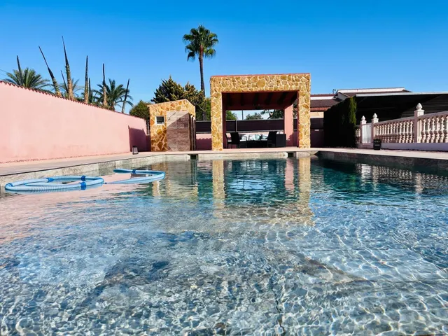 Chalet independiente en Matola, Elche — Exclusividad, amplit