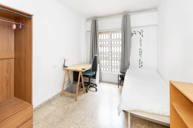 Venta de piso de 4 dormitorios y 2 baños en Granada (Zona Centro) — 17