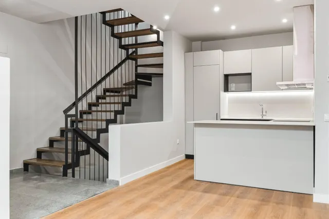 Vivienda reformada a estrenar con 3 estancias, terraza privada y espacio polivalente en Badalona — 4