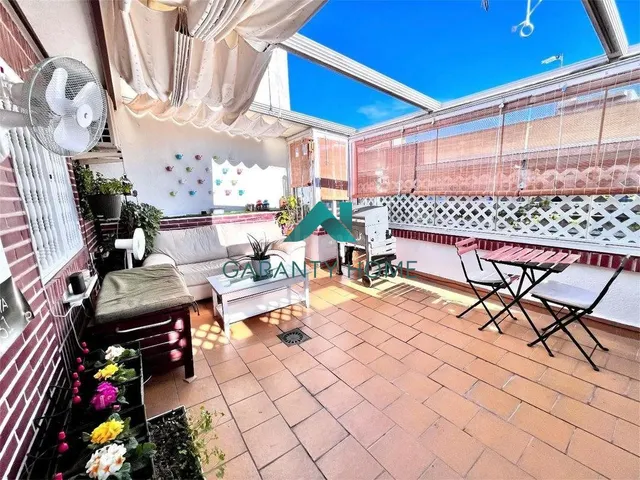 Ático encantador y amueblado con terraza cubierta y garaje e