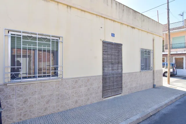 ¡Oportunidad única en Picassent! Casa en buen estado con gran potencial — 24