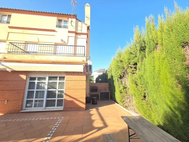 CHALET EN URBANIZACIÓN PRIVADA CON PISCINA - foto 2