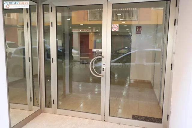 🏖️ Se vende local comercial en Puerto de Sagunto, a escasos 