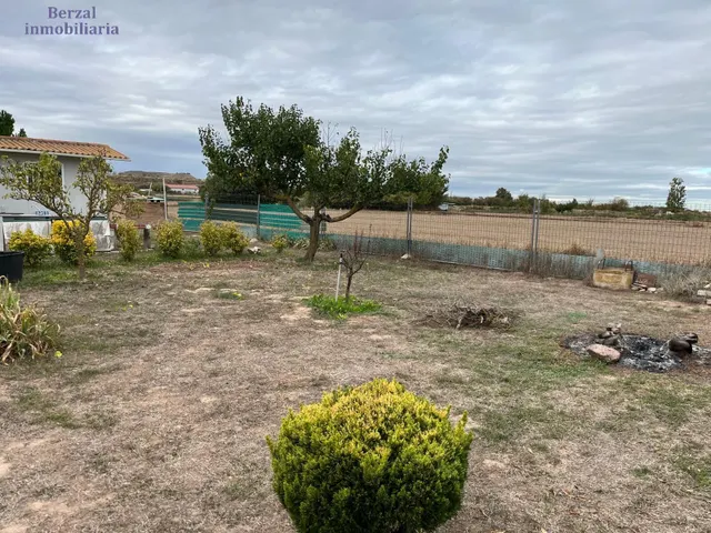Finca rústica, vallada con agua de pozo, luz con generador. — 11