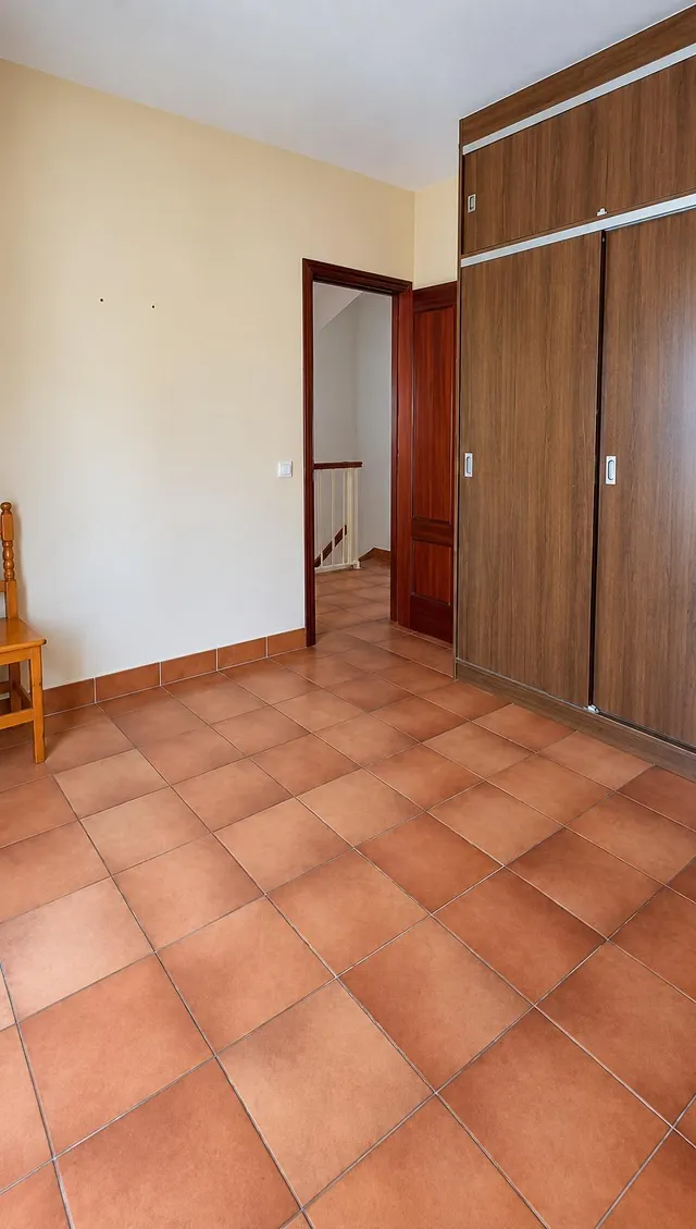 VIVIENDA ADOSADA EN CAMPOSOTO CON PATIOS Y  AZOTEA — 19