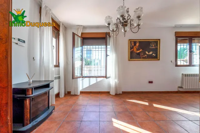 CHALET dividido en dos viviendas con piscina y zona ajardinadas. — 15