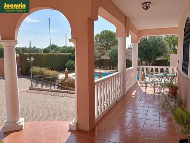 Espectacular chalet urbano con piscina y casa de invitados en Los Encinares de Alcolea. — 3