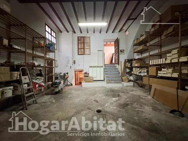 Espaciosa casa con local comercial y garaje en el centro — 45