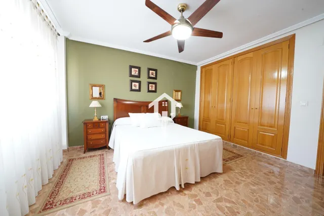 Chalet adosado con buhardilla en ciudad jardín de Alicante: garaje para 4 vehículos, terraza de 30m2 y piscina — 35