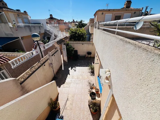 Encantador adosado con terraza y piscina comunitaria — 15