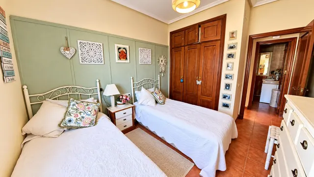 Chalet urbano reformado con piscina, placas solares y todas las comodidades — 30
