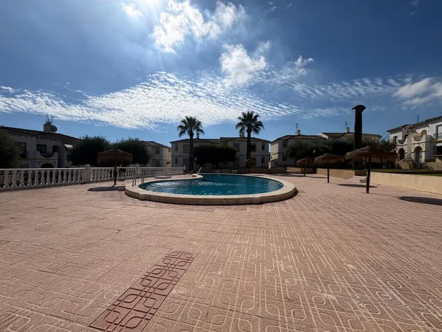Bungalow planta baja en urb. mirador del mediterráneo con jardin esquina y piscina comunitaria — 30