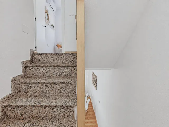 Casa adosada reformada y espaciosa de tres plantas (86 m2) con 3 dormitorios, 2 baños y 1 aseo. Terraza frente, piscina comunitaria, cerca del La Zenia Boulevard y a tan solo 650 m de Playa Flamenca — 15