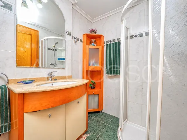 Piso en venta de 4 dormitorios y 2 baños completos con garaje Junto al Mercado Central de Alicante — 26