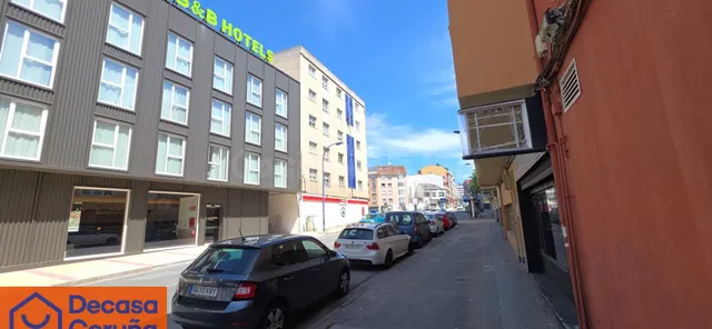 Salón de Peluquería totalmente Montada en plena Avenida de V