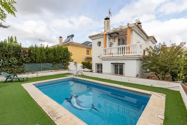Casa independiente con piscina en La Zubia. — 40