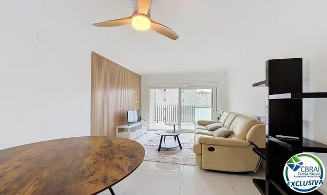 Apartamento 2 dormitorios renovado con terraza en Santa Margarida, Rosas — 17