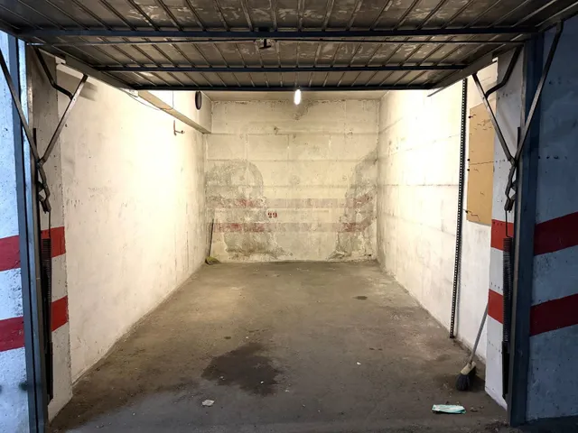 Plaza de garaje cerrada en el centro de La Zubia — 16