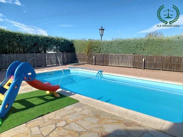 Chalet independiente con parcela de 1.000 m2 y piscina privada. — 27