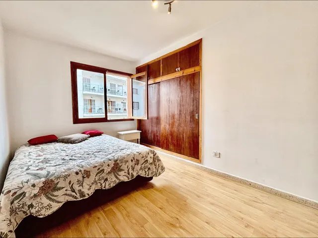 Apartamento luminoso y semi reformado de 4 dormitorios en el corazón de Port d’Alcúdia — 16