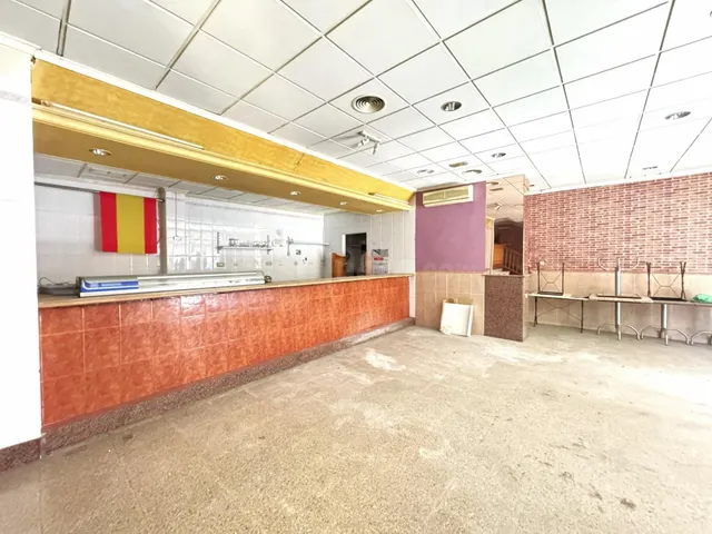 Se vende local comercial en el centro de Puente Tocinos.