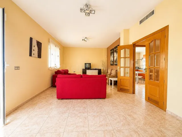 CASA INDEPENDIENTE CON 966 M/2 DE PARCELA EN NUEVO HIGUERON . — 2