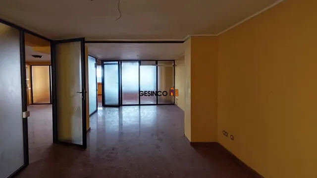 LOCAL COMERCIAL EN PLANTA ENTRESUELO EN VENTA Y ALQUILER — 3