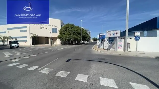 Se vende o alquila local totalmente diafano en Zona Franca — 34