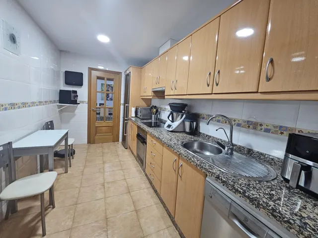 Amplio piso de 3 dormitorios con terraza, garaje, trastero y piscina en Mijas Costa — 25