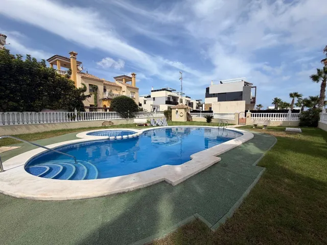 MAGNIFICA VIVIENDA CON PISCINA COMUNITARIA, IDEAL PARA VIVIR