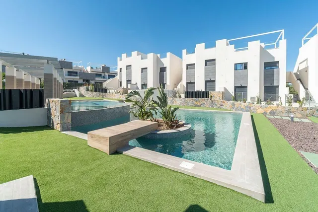 VIVIENDA EN PLANTA BAJA DE 3 DORMITORIOS EN LOS BALCONES - foto 2