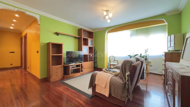 Amplia vivienda de 3 habitaciones en el centro de Irún — 2