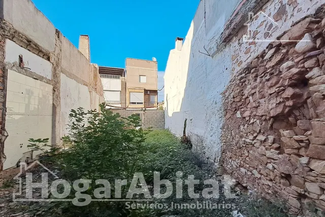 ¡OPORTUNIDAD INCREÍBLE! TERRENO URBANO AMPLIO Y CON COCHERA — 47