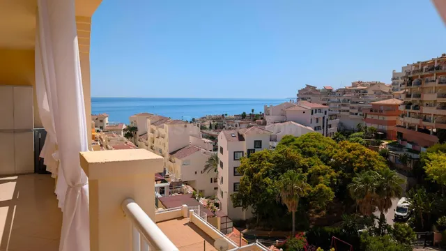 Venta de piso con dos dormitorios en Benalmádena Costa, Mála