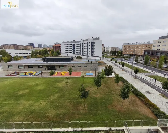 ¡TU OPORTUNIDAD EN SALBURUA! 85m2-3 habitaciones, SUR, garaje y trastero incl. - Urbanización zonas verdes  + Trastero 16m2 — 32
