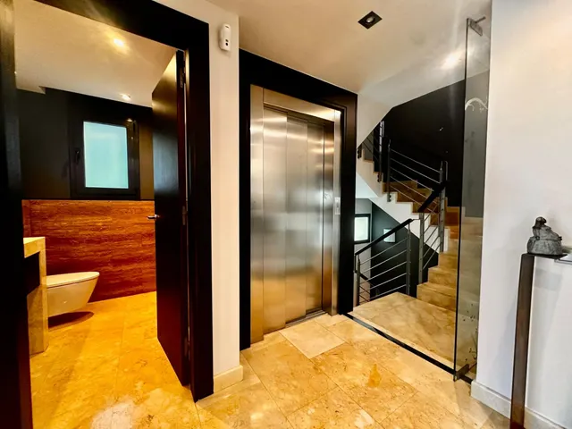 Exclusiva villa de lujo en Ciutat Diagonal, Esplugues de Llobregat, con vistas panorámicas a Barcelona y al mar — 12